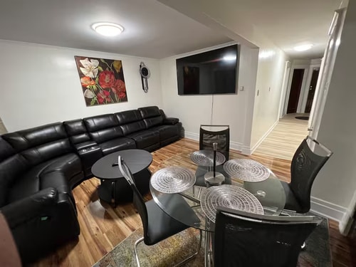 Cozy 2BR in Niagara Falls + Backyard Dwell