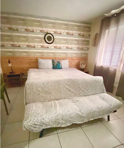 1BR Hollywood Studio – Garden, BBQ & Parking Dwell