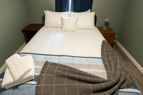 Mercer Lakefront 3BR | Workspace + Pets 17 Dwell