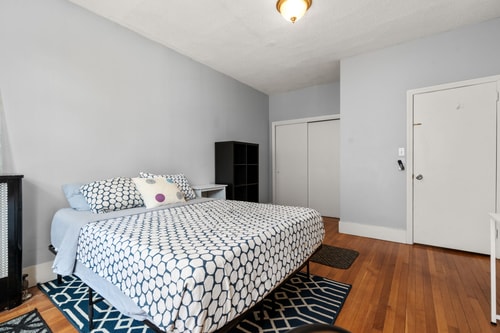 Boston Room w/ AC, W/D & Desk 1 Dwell