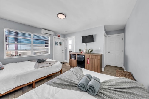 Beachside 1BR w/ Parking in Hollywood 3 Dwell