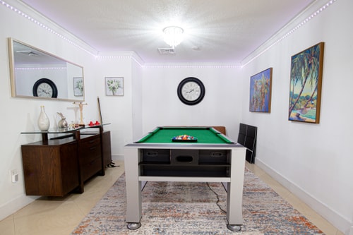 Spacious 5-Bedroom House with Pool in North Miami 15 Dwell