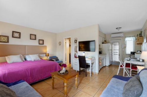 Pet-Friendly 1BR Studio w/ Parking & BBQ, Hollywood 6 Dwell