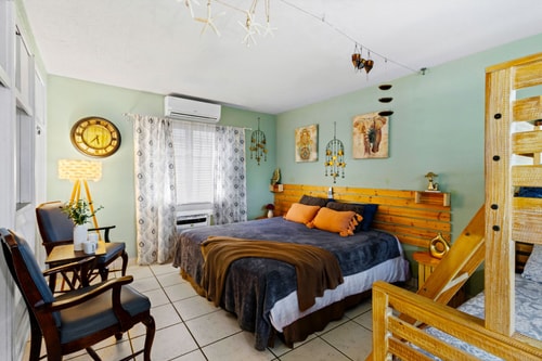 Bright 2BR Getaway | BBQ, Garden & Parking 14 Dwell