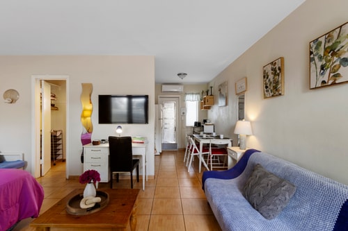 Pet-Friendly 1BR Studio w/ Parking & BBQ, Hollywood 8 Dwell