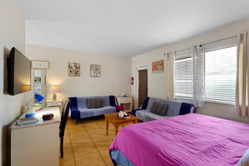 Pet-Friendly 1BR Studio w/ Parking & BBQ, Hollywood 9 Dwell