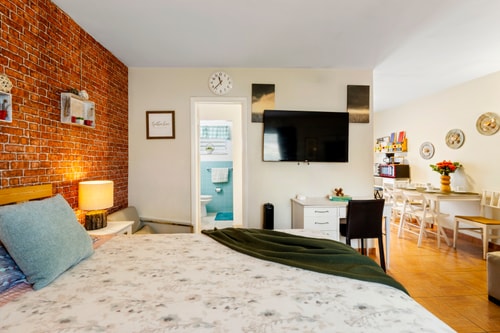 Pet Friendly Stylish Studio in Hollywood 5 Dwell