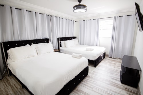 Spacious 5-Bedroom House with Pool in North Miami 29 Dwell