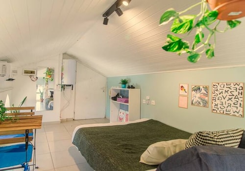 Cutesy studio near Flea Market!