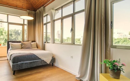 XL Studio near Flea Market!