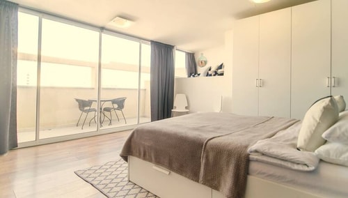 City View studio with balconies!