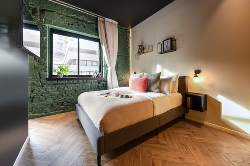 Classic Queen Studio + Sun Balcony + 2min>Beach!