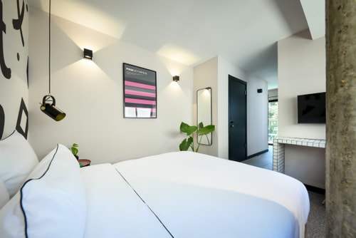 Balcony facing Dizengoff Square!