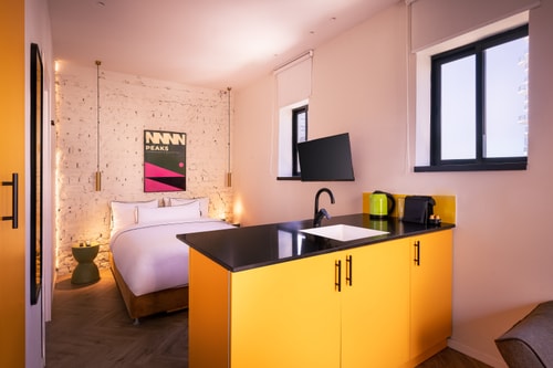 L Studio + Island Kitchen and Mini Terrace!