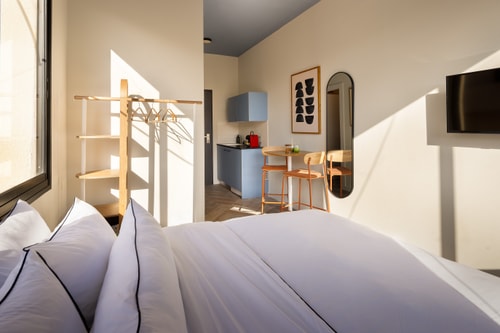 -Mini Business Studio near Rothschild!-