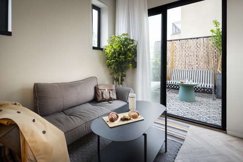 L Studio + Island Kitchen and Mini Terrace!