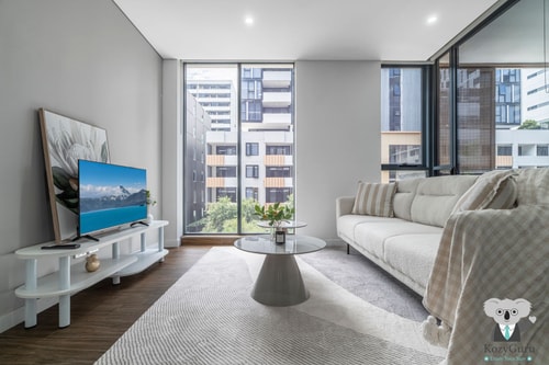 Mascot | Stylish 2BR | Balcony& Parking