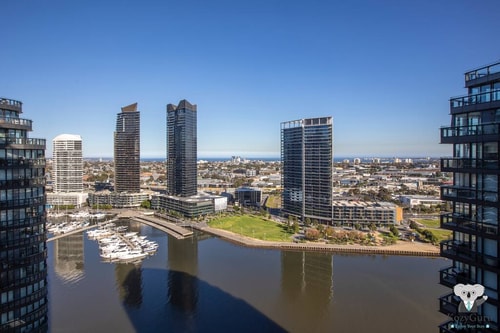 KozyGuru | Docklands | High Level Waterview | 1 Bed Apt | Vdo883