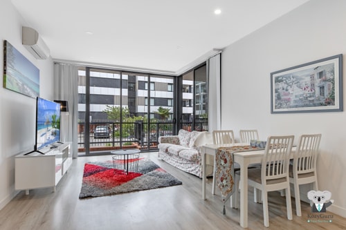 KozyGuru | Penrith | 2 Bed 2 Bath Apt Free Parking