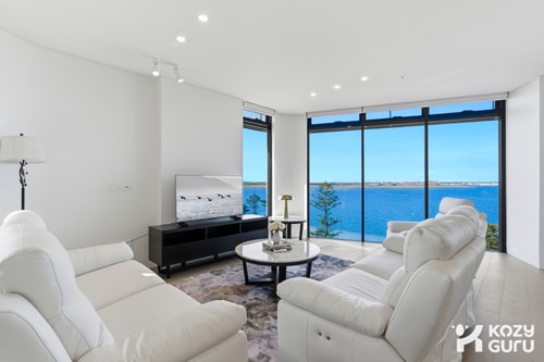 KozyGuru | Brighton-Le-Sands | Luxury Bay View Apt