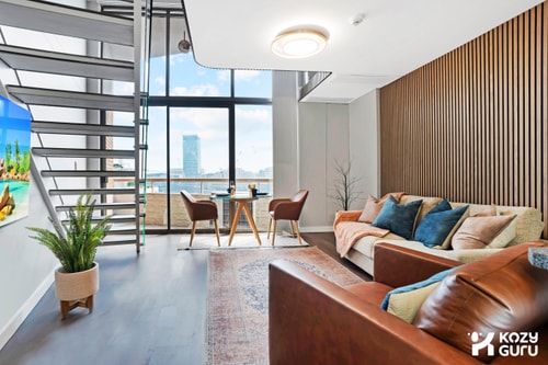 KozyGuru | Darling Harbor | 200° View Stylish Loft