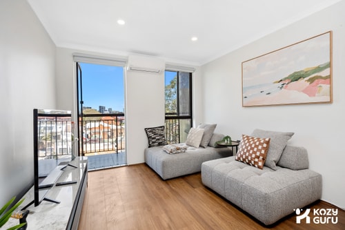 KozyGuru | Surry Hills | Sleek City Pad + Balcony