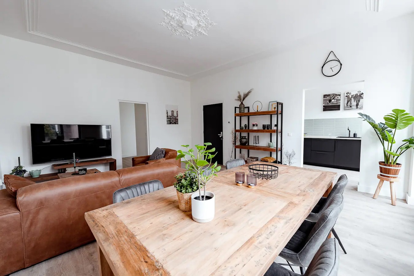 Deluxe 2 bedroom apartment top prime location gallery image 17