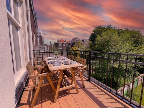 Deluxe 2 bedroom apartment top prime location 24 LVM Stays