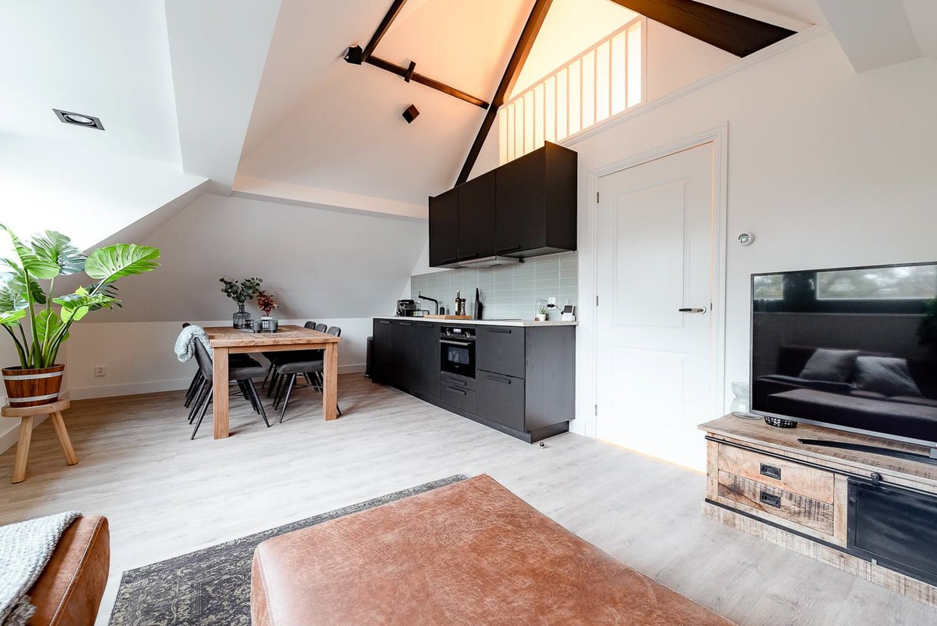 Beautiful luxury 2 bedroom apartment gallery image 2
