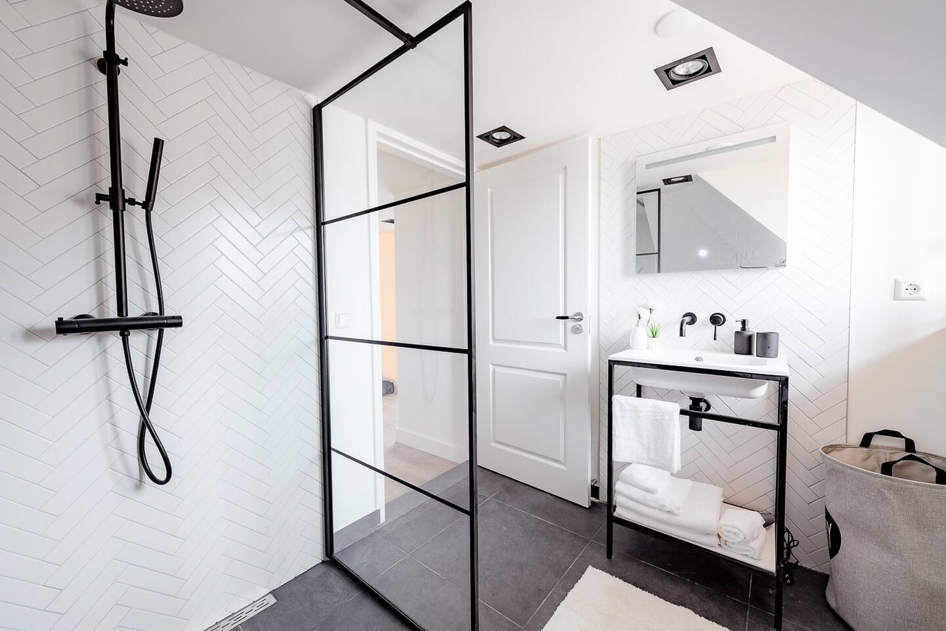Beautiful luxury 2 bedroom apartment gallery image 13