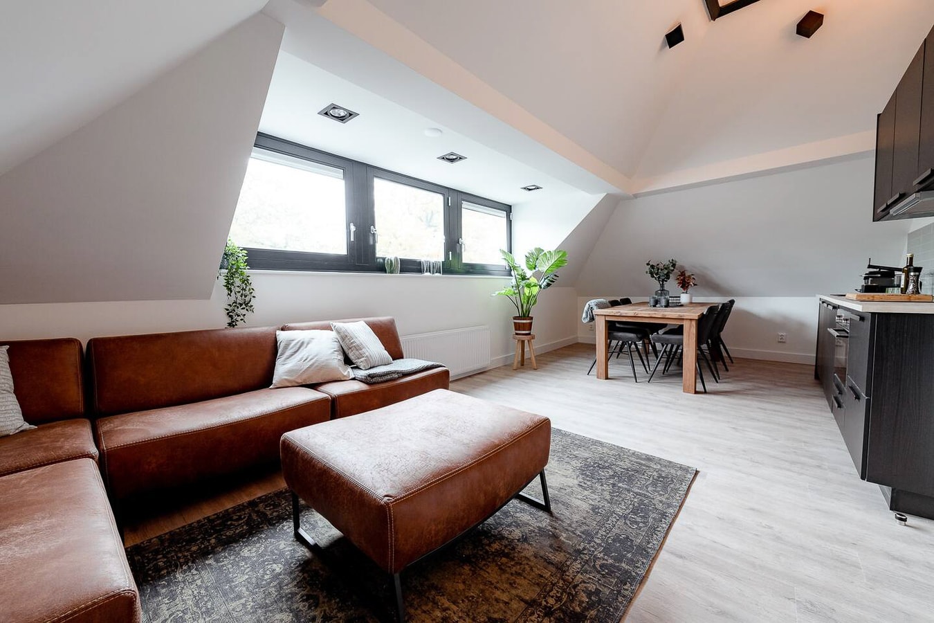 Beautiful luxury 2 bedroom apartment gallery image 8