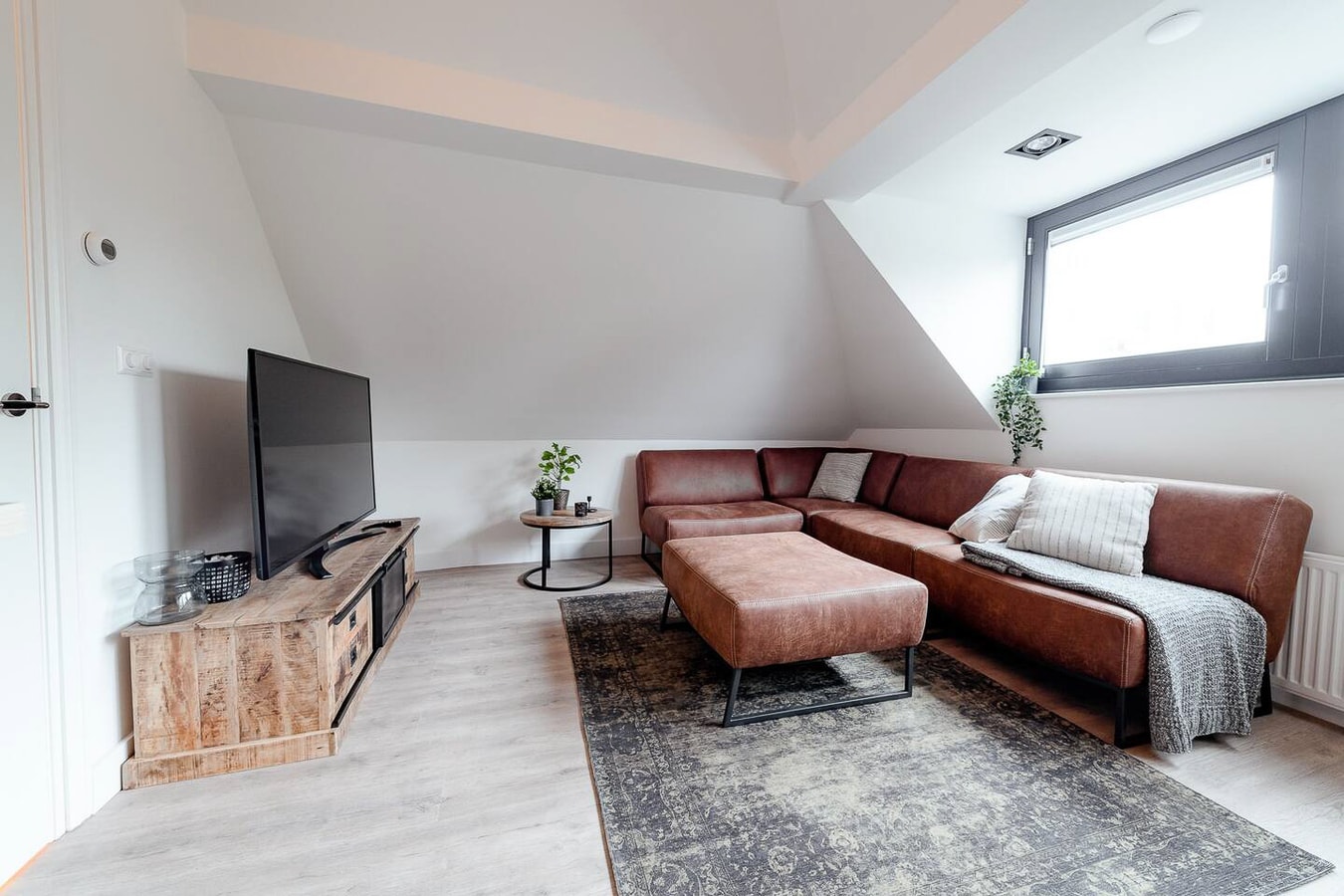 Beautiful luxury 2 bedroom apartment gallery image 7