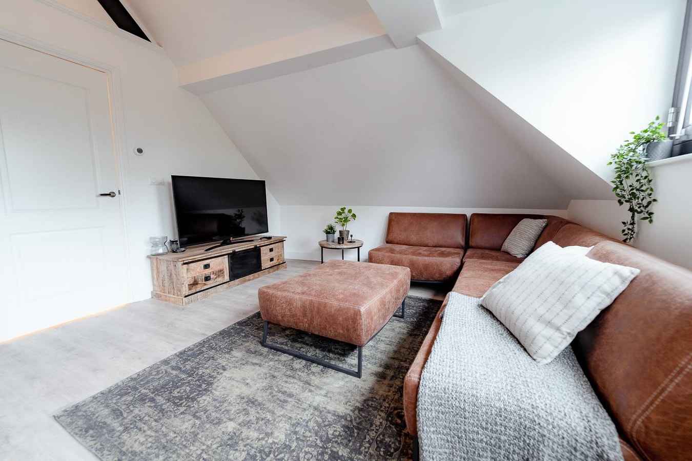 Beautiful luxury 2 bedroom apartment gallery image 5