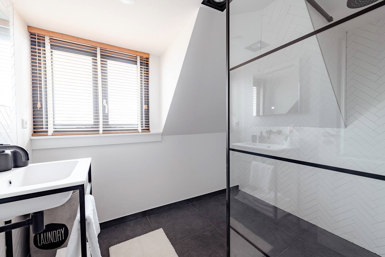 Beautiful luxury 2 bedroom apartment gallery image 14