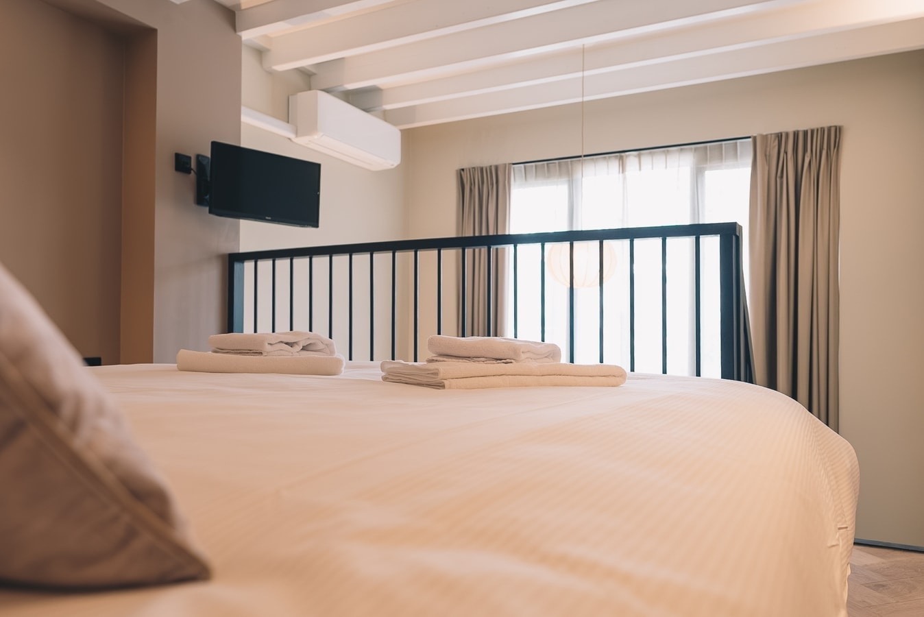 Deluxe room with mezzanine and patio at LVM STAYS gallery image 26