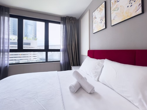 1BR @ i-City • Walk to Central Mall • Free Parking