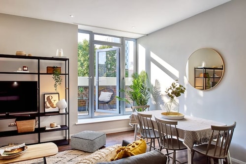 2B | City Centre | Designer flat w church views