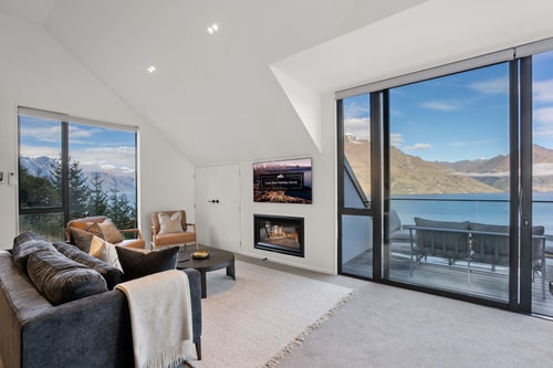 Contemporary 7 Bedroom House with Stunning View 2 Luxe Stay