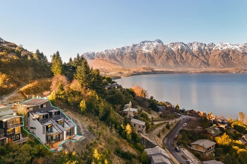 Contemporary 7 Bedroom House with Stunning View 1 Luxe Stay