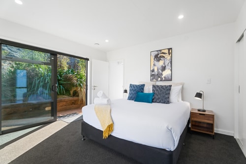 Style & Tranquillity - Eight Bedrooms, Two Houses 15 Luxe Stay