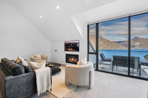 Contemporary 7 Bedroom House with Stunning View 7 Luxe Stay