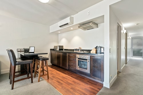 Lakeside Living - Modern 2-Bedroom Apartment 7 Luxe Stay