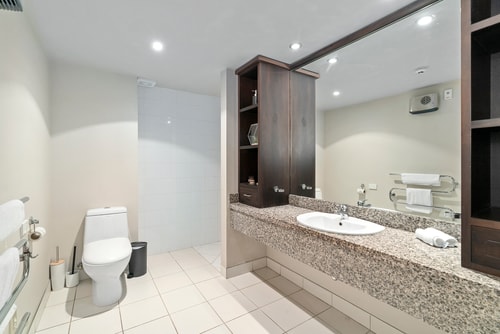 Lakeside Living - Modern 2-Bedroom Apartment 10 Luxe Stay