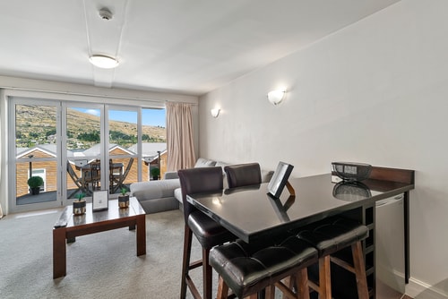 Lakeside Living - Modern 2-Bedroom Apartment 3 Luxe Stay