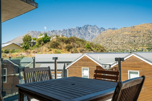 Lakeside Living - Modern 2-Bedroom Apartment 2 Luxe Stay