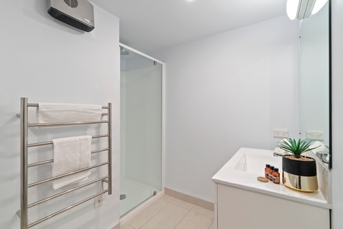 Lakeside Living - Modern 2-Bedroom Apartment 11 Luxe Stay