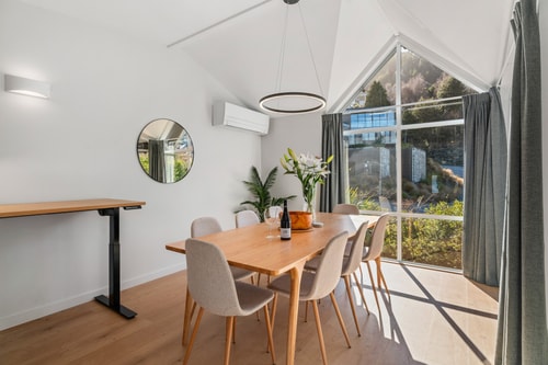 Urban Oasis - Central with Lakeview 6 Luxe Stay