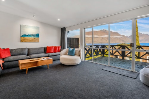 Urban Oasis - Central with Lakeview 2 Luxe Stay