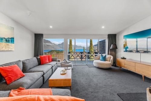 Urban Oasis - Central with Lakeview 4 Luxe Stay