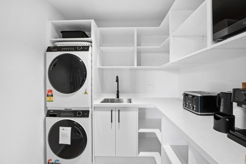 Contemporary 7 Bedroom House with Stunning View 39 Luxe Stay